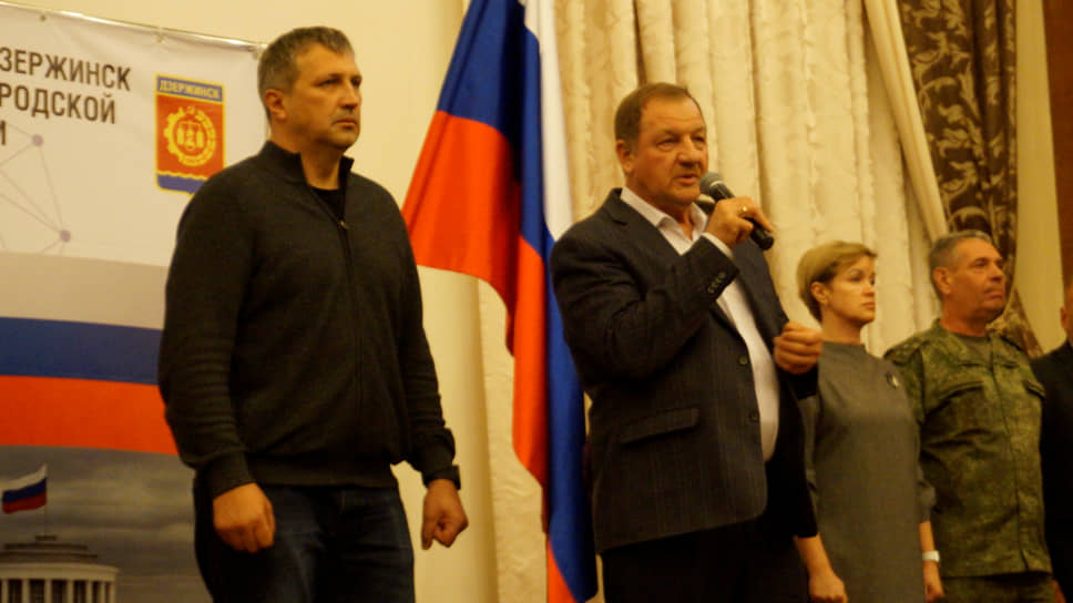 Мобилизованных проводил мэр Дзержинска Иван Носков (слева) и глава Володарского района Геннадий Щанников 