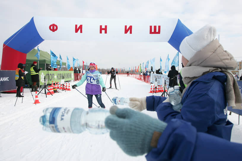 А на финише лыжников уже ждет заветная бутылка воды