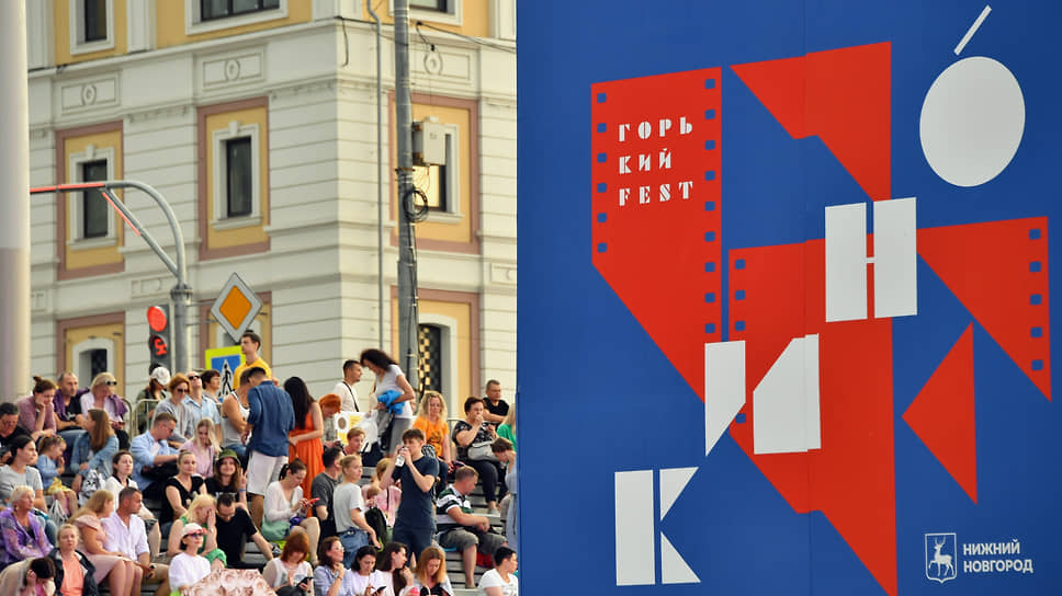 Зрители в летнем кинотеатре «Горький fest» на Нижневолжской набережной