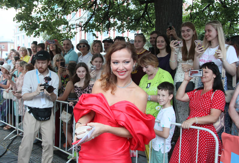 Актриса Елена Захарова во время фотосессии со зрителями