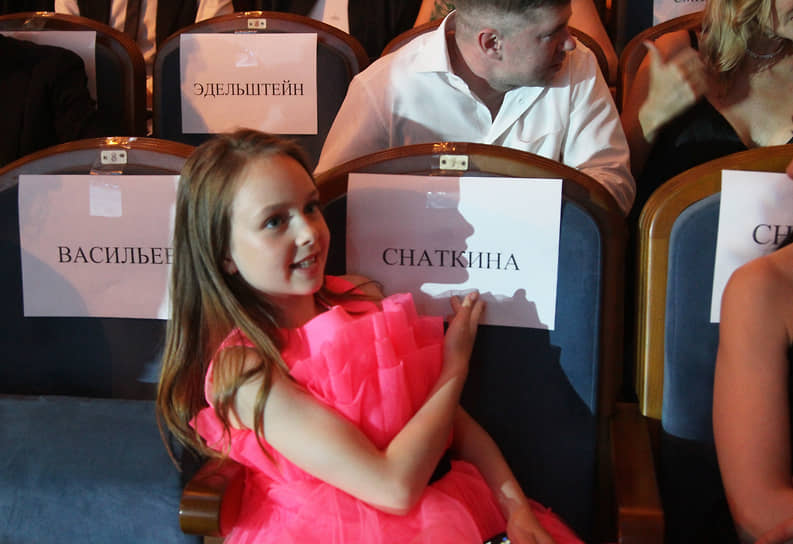 Вероника Васильева, дочь Анны Снаткиной в зале драмтеатра