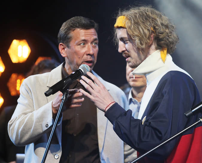Актер Андрей Мерзликин (слева) вручает премию за смелость и оригинальность фильма «Без башни» Алексею Кокорину