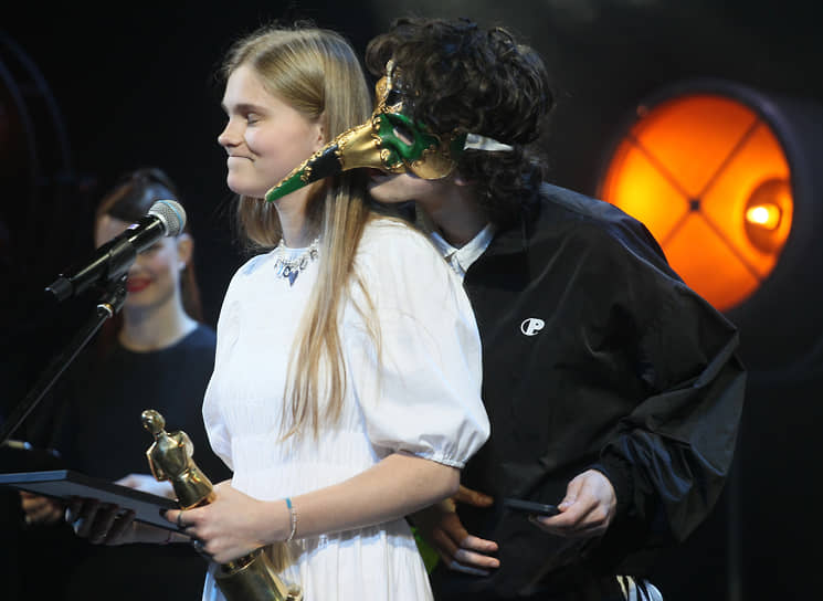 Актриса Дарья Мацель во время получения Гран-при фестиваля за фильм «Наследие»