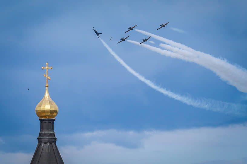 Пролет пилотажной группы &quot;Русь&quot; над храмом Александра Невского