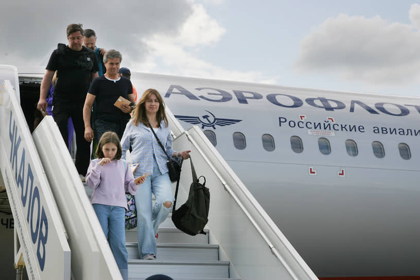 Пассажиры сходят по трапу с самолета компании &quot;Аэрофлот&quot;, выполнившего спецрейс в честь 100-летия первого регулярного авиарейса в СССР