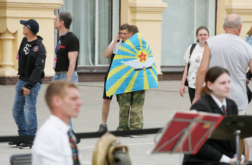 Молодые люди с флагом военно-воздушных сил на Нижегородской ярмарке