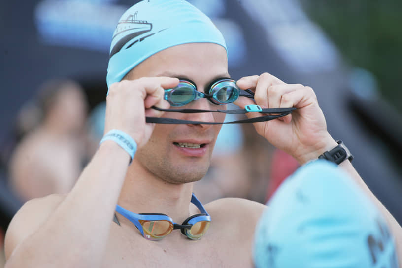 Пловец примеряет запасные очки