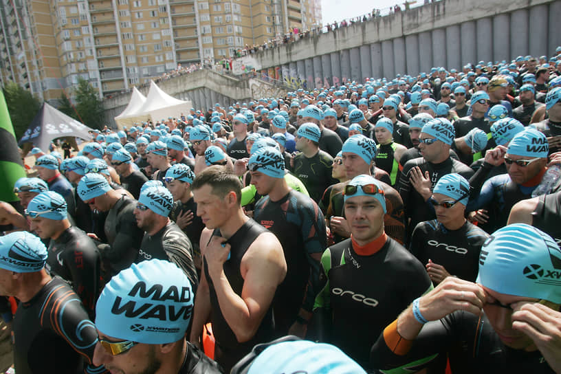 Участники заплыва на 5 километров ожидают в стартовом городке