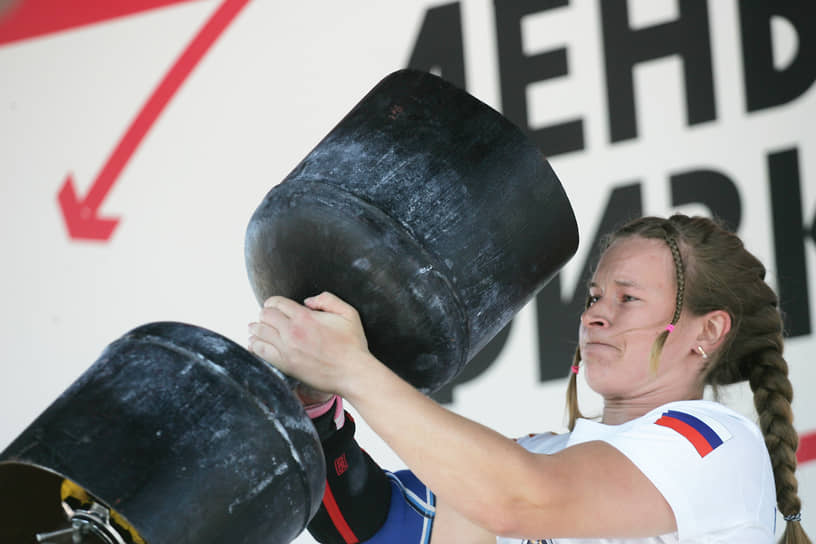 Спортсменка Ксения Батурина устанавливает рекорд по силовому экстриму, поднимая гигантскую гантель