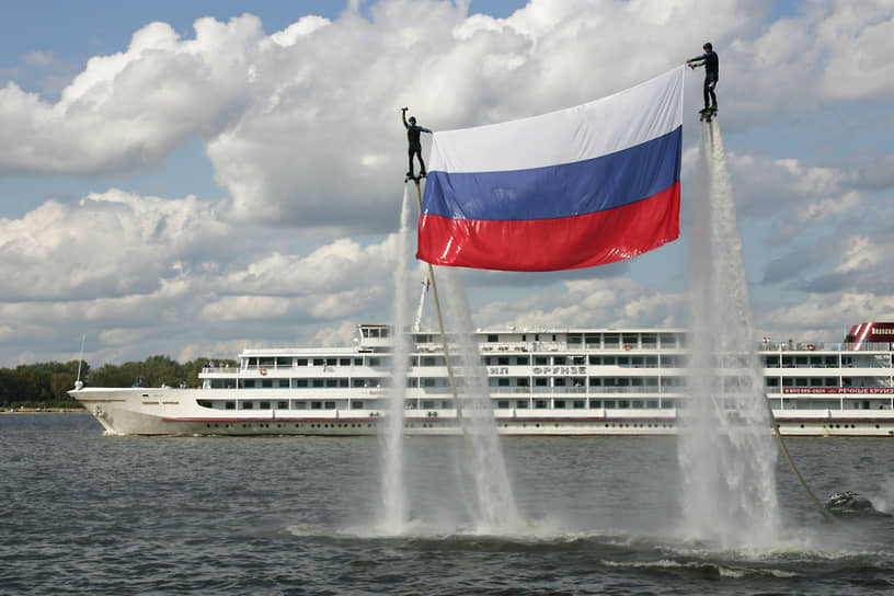 Флайбордисты держат российский триколор над Волгой