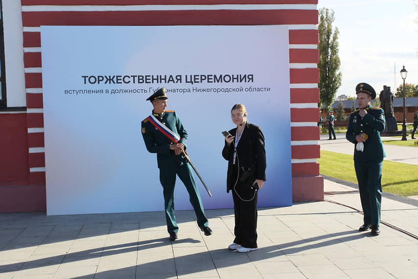 Почетный караул фотографируется с подругами после окончания церемонии