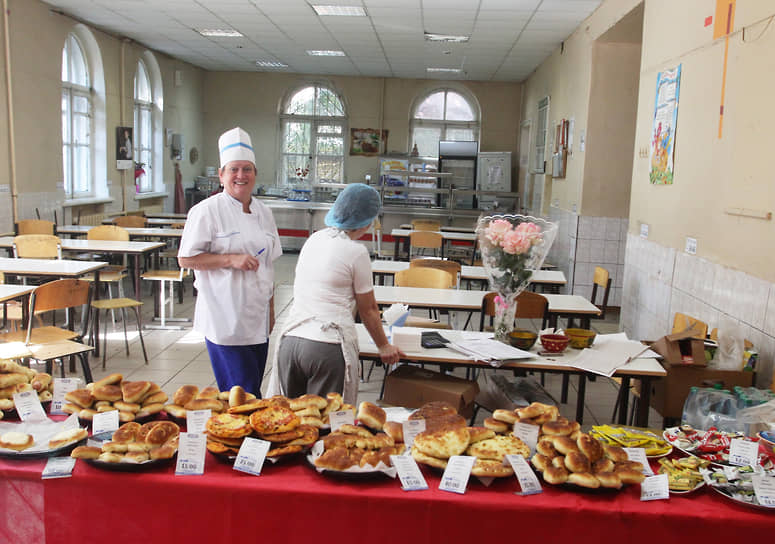 Столы с выпечкой и закусками на избирательном участке в школьном здании