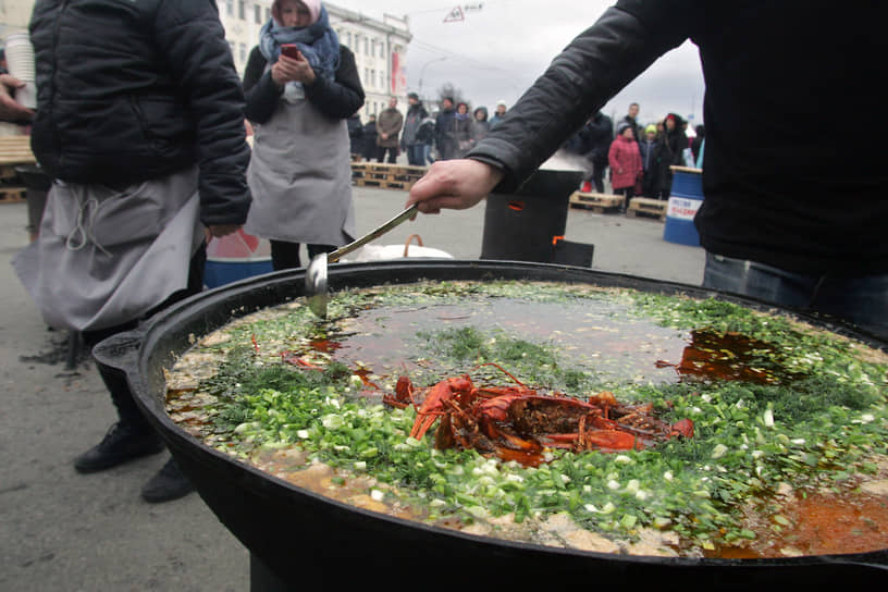 Приготовление супа с крабами во время гастрономического фестиваля