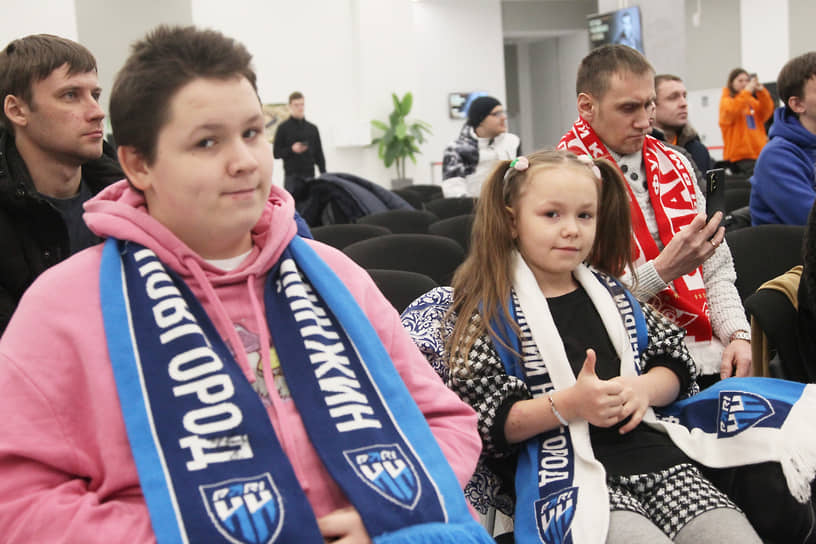 Фанаты нижегородского футбольного клуба с символикой команды