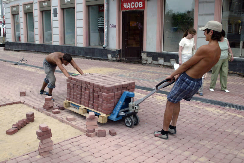 Укладка тротуарной плитки на пешеходной улице