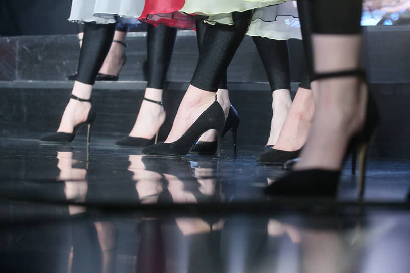 Стройные ноги участниц конкурса в красивых туфлях