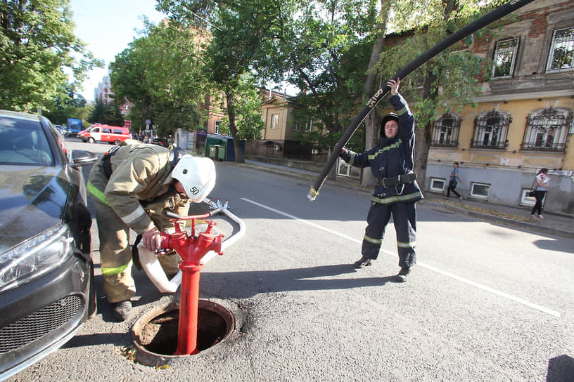 Пожарные тушат возгорание деревянного жилого дома на Ошарской улице