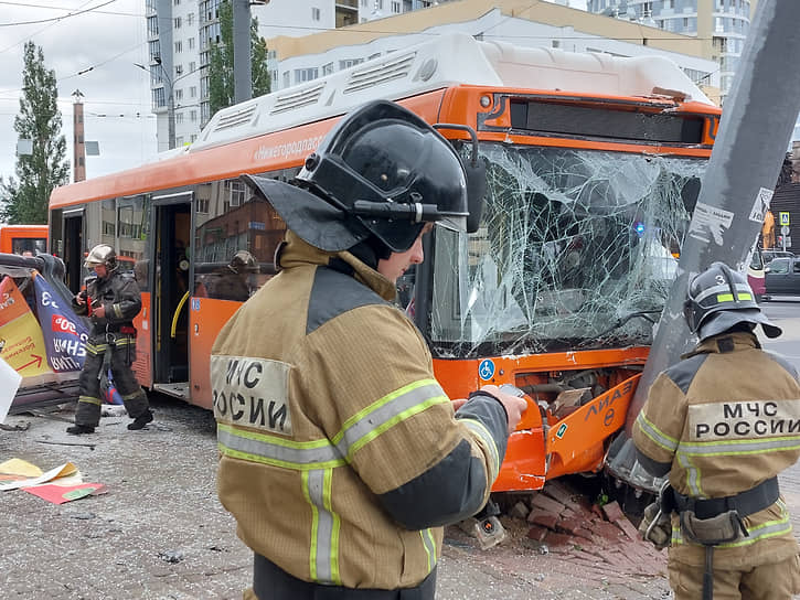 Спасатели осматривают место ДТП на Сенной площади