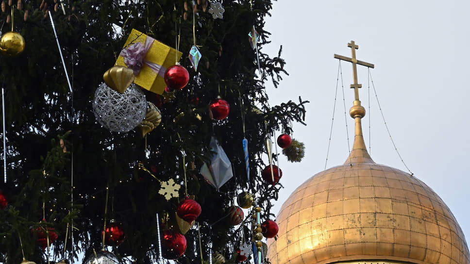 Украшение главной новогодней ели России на Соборной площади Московского Кремля