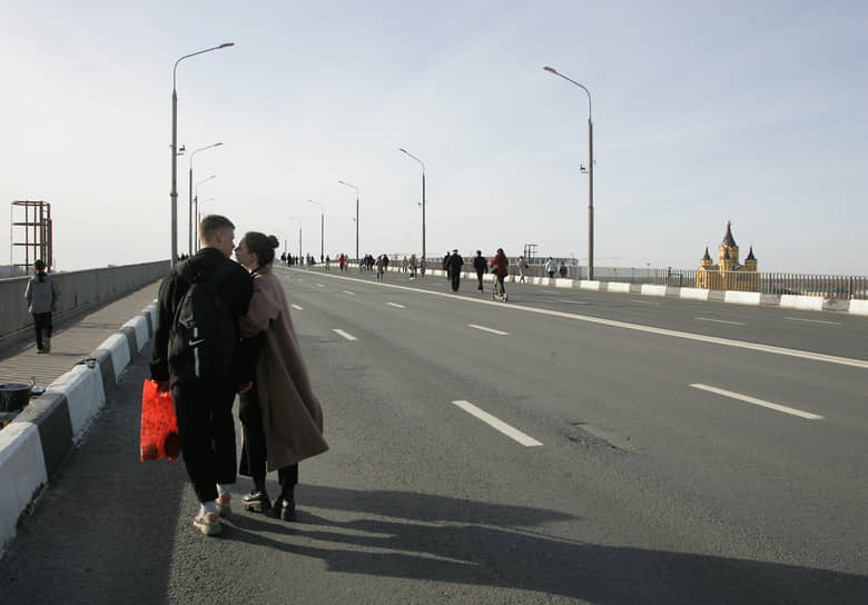 Молодая пара целуется на Канавинском мосту, перекрытом для автомобильного движения из-за крестного хода