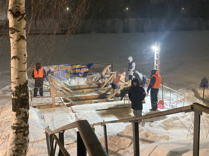 Нижегородцы практикуют синхронное выныривание из проруби во время крещенских купаний в Сормовском парке