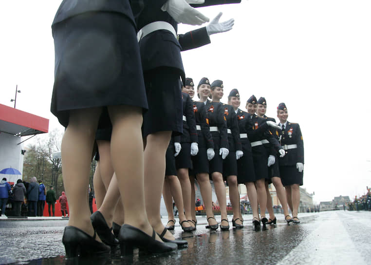 Девушки-военнослужащие фотографируются перед парадом