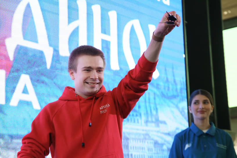 Победитель викторины среди избирателей Евгений Богатов с ключами от выигранного автомобиля