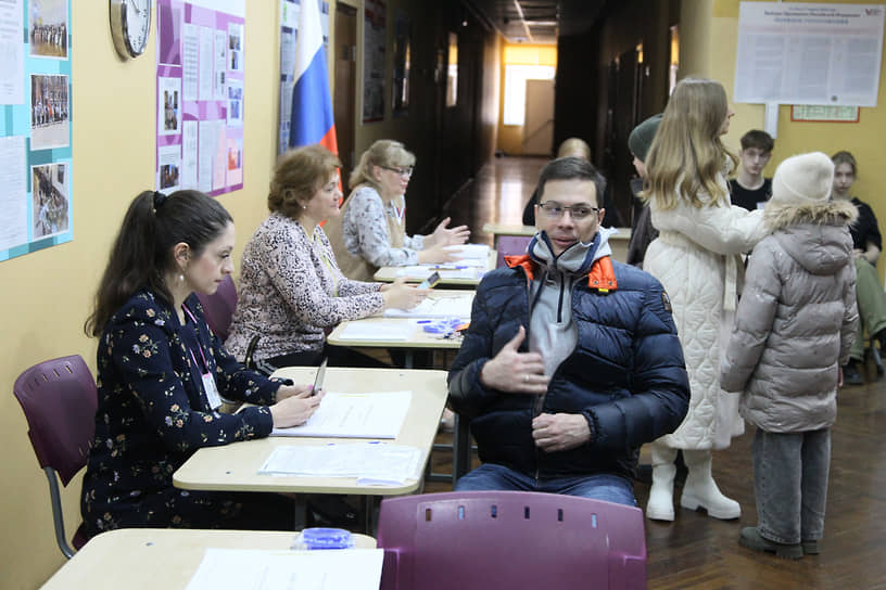 Глава Нижнего Новгорода Юрий Шалабаев получает бюллетень для голосования на участке №2558