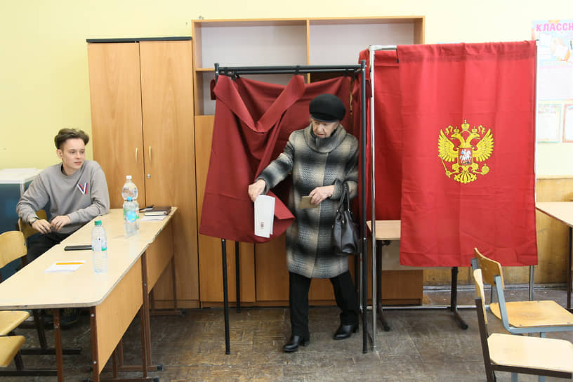 Пенсионерка выходит из кабинки для голосования на участке в школе №30