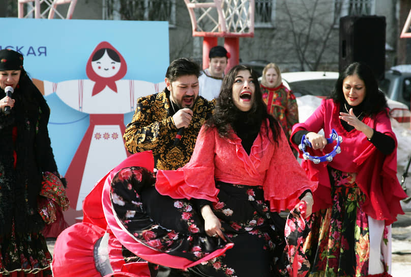Цыганский танец во время масленичных гуляний в сквере &quot;Красная горка&quot;