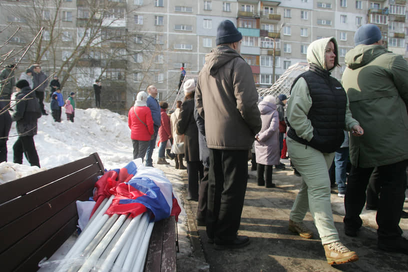 Российские флаги на скамейке во время масленичных гуляний