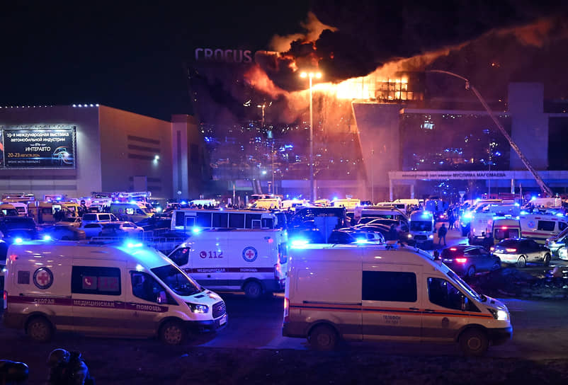 Тушение пожара в здании концертного зала &quot;Крокус-Сити&quot;. Автомобили скорой медицинской помощи на парковке