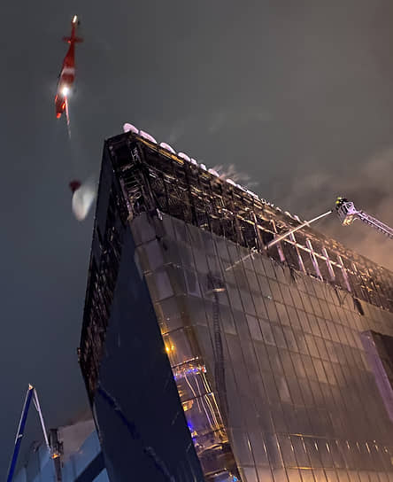 Вертолет МЧС России над концертным залом во время тушения пожара