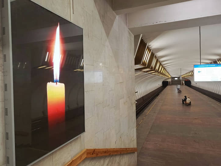 Траурная свеча на экране в нижегородском метро