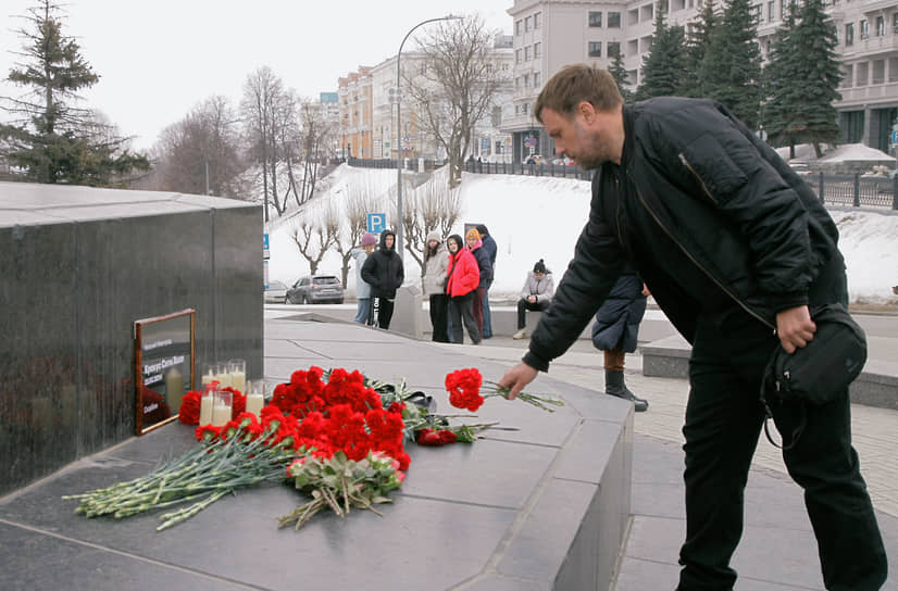 Возложение цветов к мемориалу на постаменте памятника Валерию Чкалову