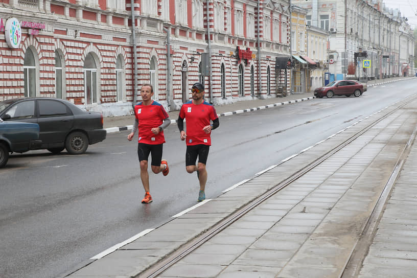 Двое спортсменов во время пробежки по Рождественской улице