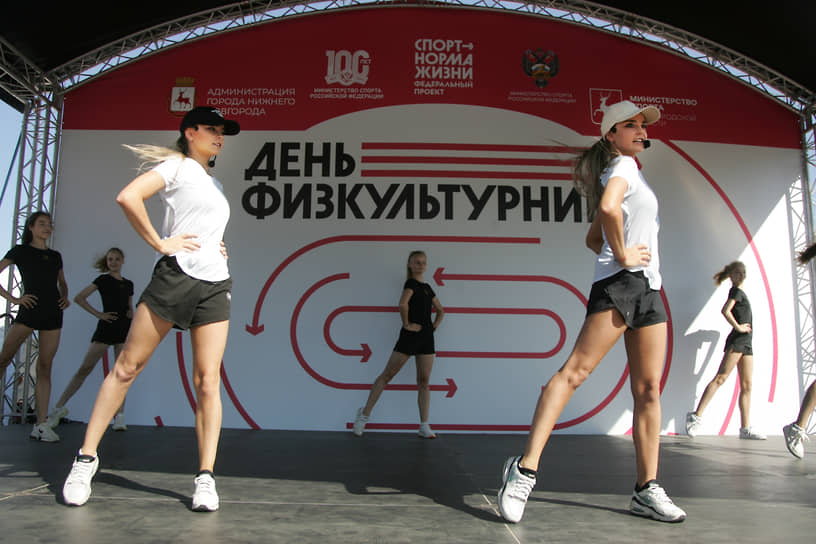 Гимнастки Дина и Арина Аверины провели на набережной Волги самую массовую зарядку России в честь Дня Физкультурника