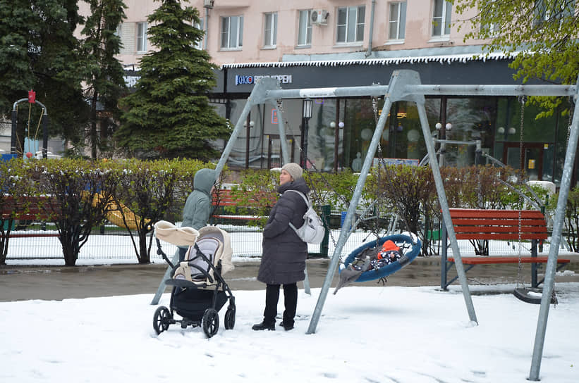 Нижегородки гуляют с детьми на площадке на улице Большой Покровской