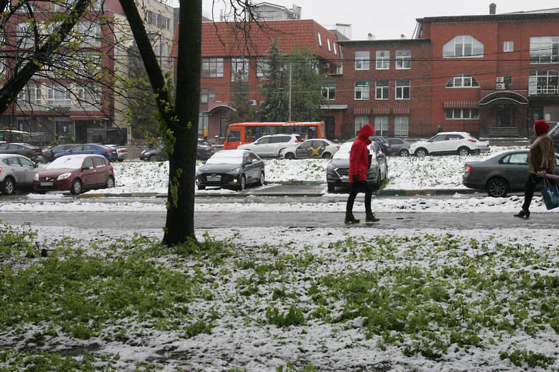 Последствия ночного снегопада на городских улицах