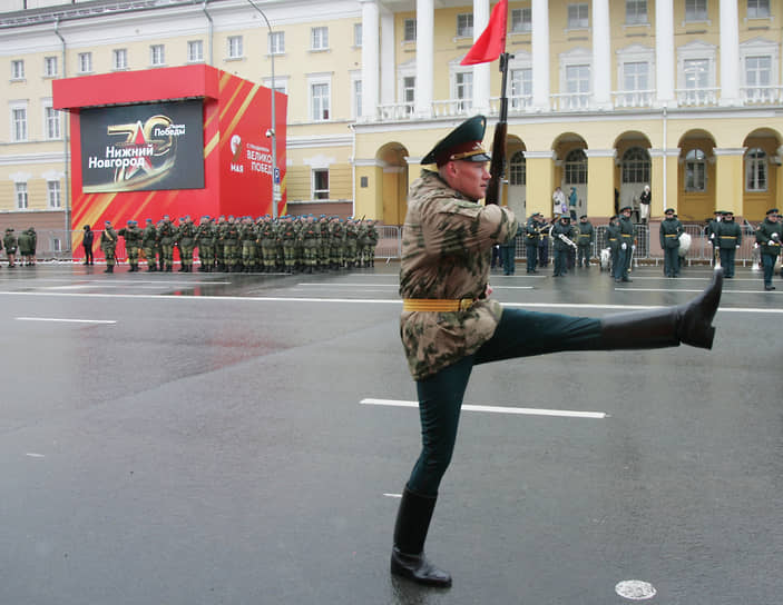 Почетный караул марширует по площади