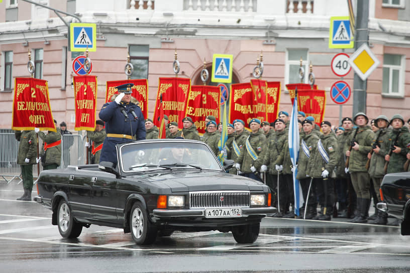 Командующий парадом объезжает войска