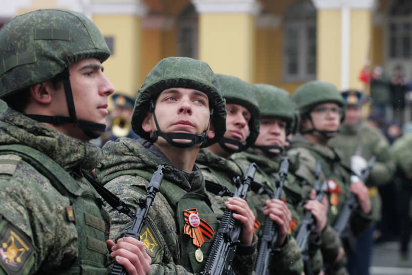 Марширующая колонна военных