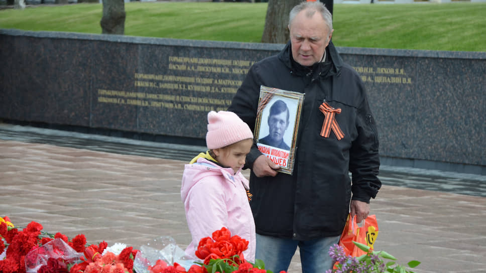 Нижегородцы пришли с цветами к Вечному огню