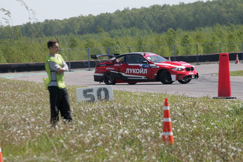 К старту готовится автомобиль команды Lukoil Racing Drift Team