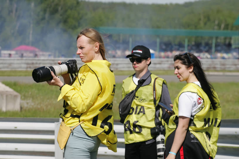 Журналисты во время работы у гоночной трассы