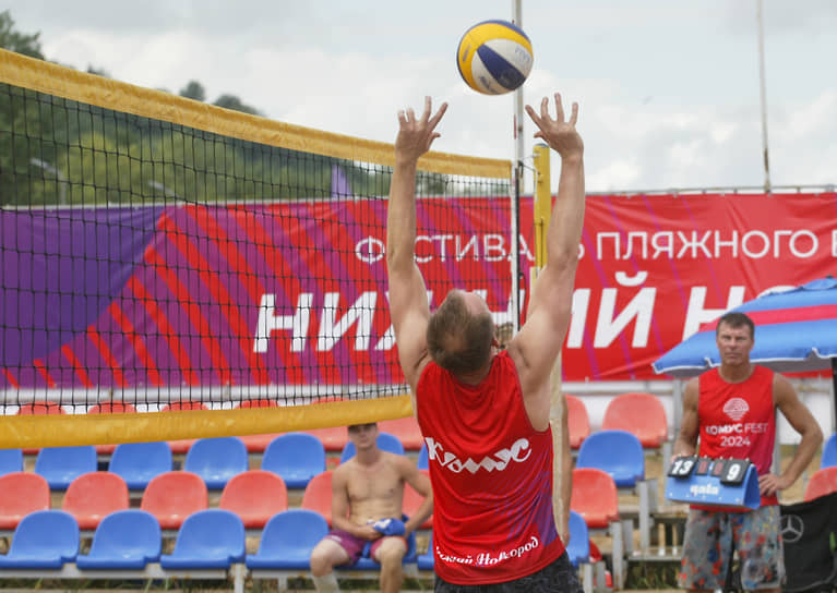 Судья наблюдает за игрой