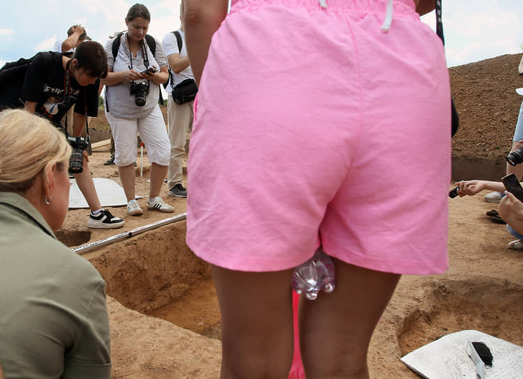 Журналисты осматривают место раскопок