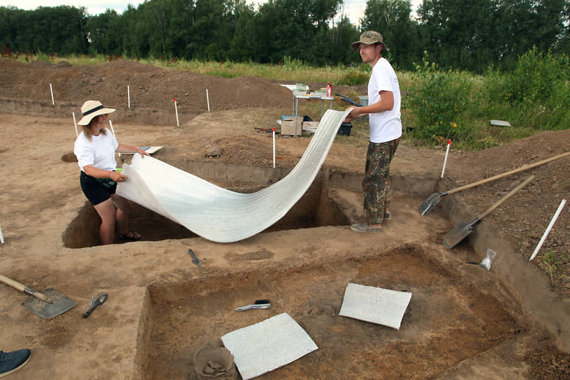 Археологи накрывают раскопы по окончании рабочего дня