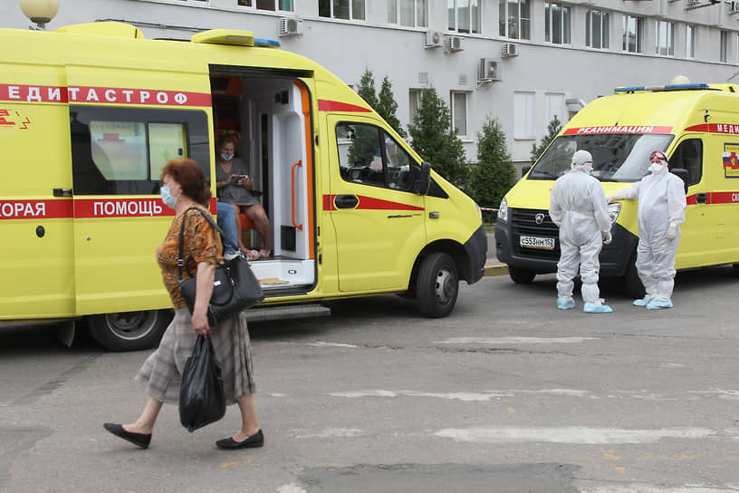 Врачи Скорой помощи у автомобилей Медицины катастроф