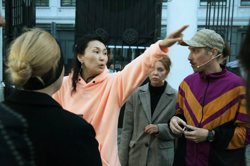 Режиссер Сойжин Жамбалова дает указания актерам перед спектаклем «Последние»